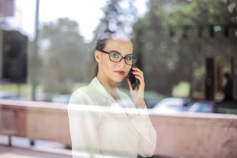 How to Answer the Phone Professionally: Examples for Effective Business Communication