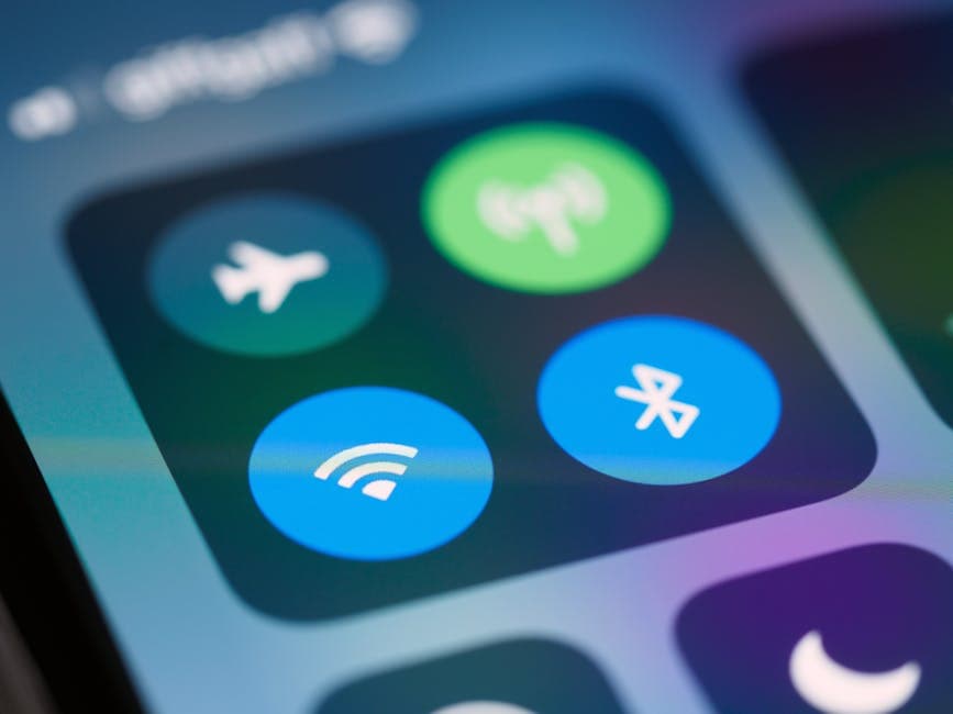 What is the Best Bluetooth Headset for Phone Calls: Five Key Features to Consider